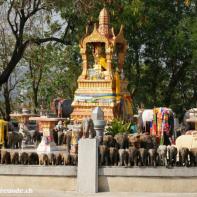 Thailand 2008 Ausflug zum weissen Buddha auf der Insel Phuket 058.jpg
